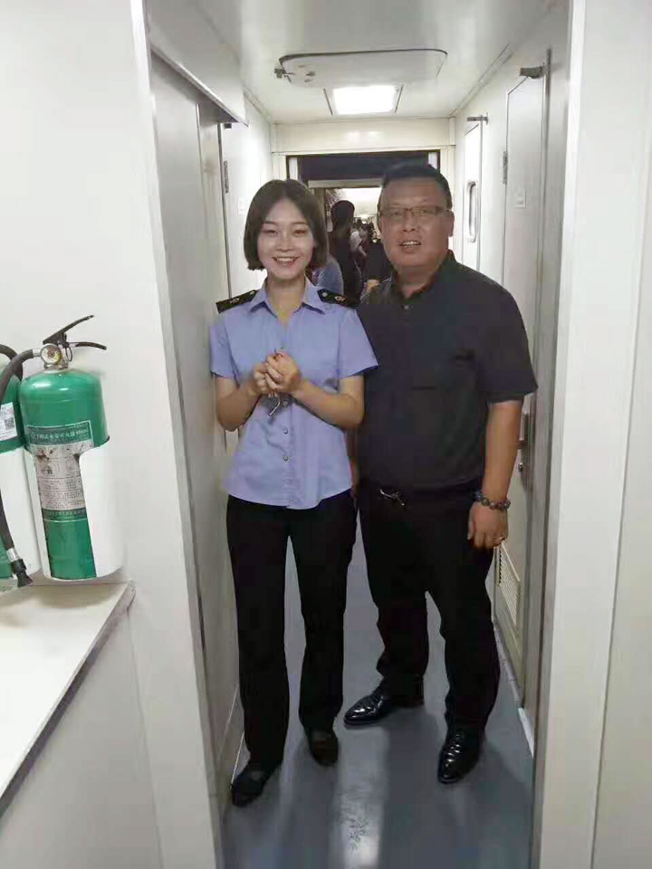 新疆阿克蘇——阿勒泰K6772次列車工作的渭南軌道交通運輸學校學生王雪燕、劉雯