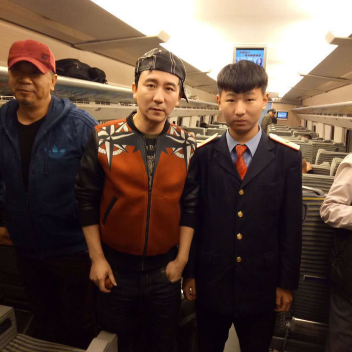 就業(yè)于南寧鐵路局高鐵上的我校吳天沁、趙濤兩位同學(xué)與影星趙毅合影留念