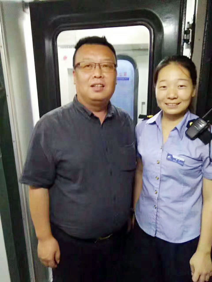 新疆阿克蘇——阿勒泰K6772次列車工作的渭南軌道交通運輸學校學生王雪燕、劉雯