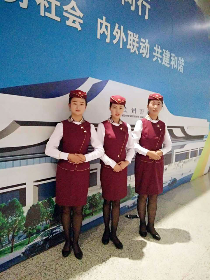蘭州高鐵餐服就業(yè)的渭南軌道交通運(yùn)輸學(xué)校學(xué)子任海欣、寇安琪等 