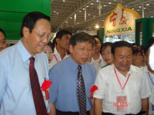 國家扶貧辦主任范曉劍、農業(yè)部王副部長參觀學員實習作品.jpg