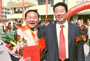 市委原書記梁鳳民與勞動模范任永敏總裁合影.jpg