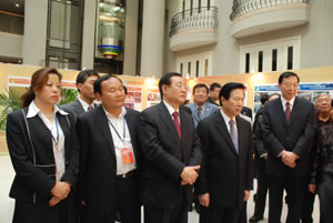 任永敏校長陪同中央政治局委員、全國政協副主席王剛、江蘇省委書記羅志軍參觀我校教學成果展.jpg