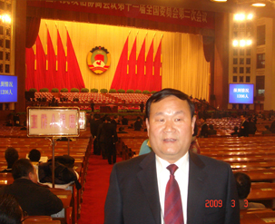 院長在會(huì)議中心留影.JPG
