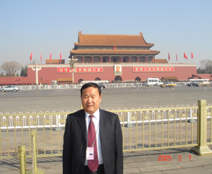 院長兩會(huì)期間在天安門留影.JPG