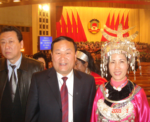 院長和兩會(huì)少數(shù)民族代表.JPG