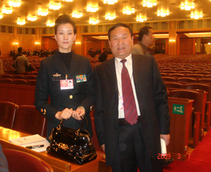 院長和兩會(huì)代表宋祖英合影.JPG