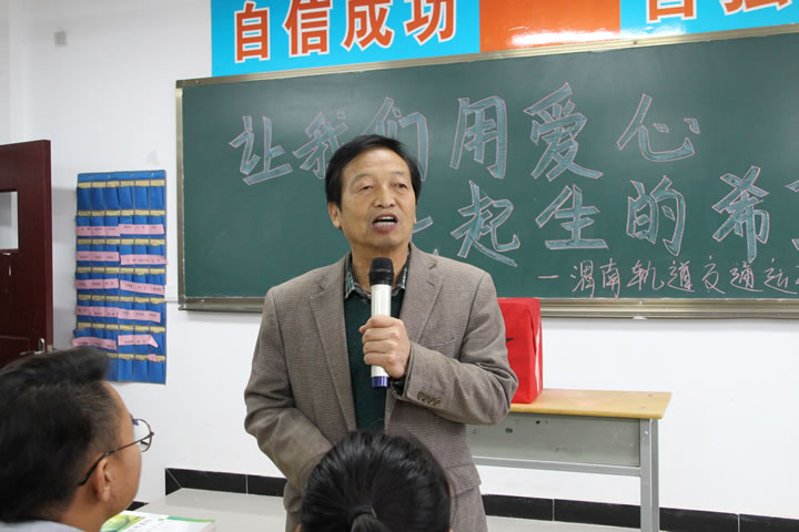 只要人人都獻出一點愛，世界將變成美好的人間